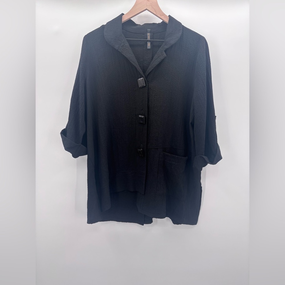 IC by Connie K Asymmetrical Hem Laganlook Top Size Small in Black